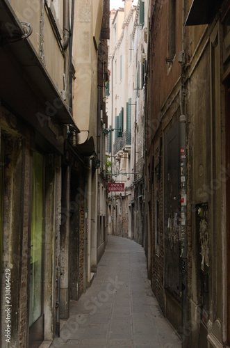 Fototapeta Naklejka Na Ścianę i Meble -  Street in Venice Italy