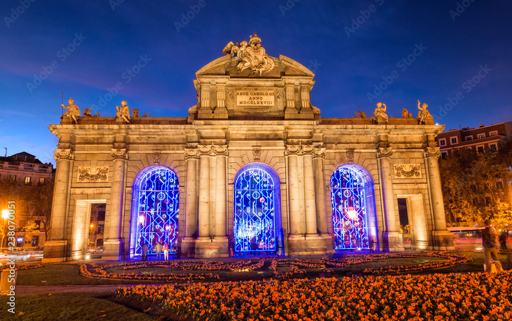 Fototapeta premium Puerta de Alcalá w Madrycie oświetlony na Boże Narodzenie