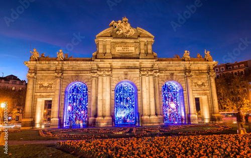 Puerta de Alcalá en Madrid iluminada en navidad