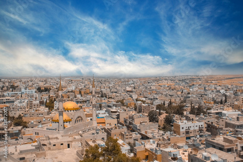 Cuadro en lienzo wide shot view over the town center of Madaba in Jordan with the Central Mosque