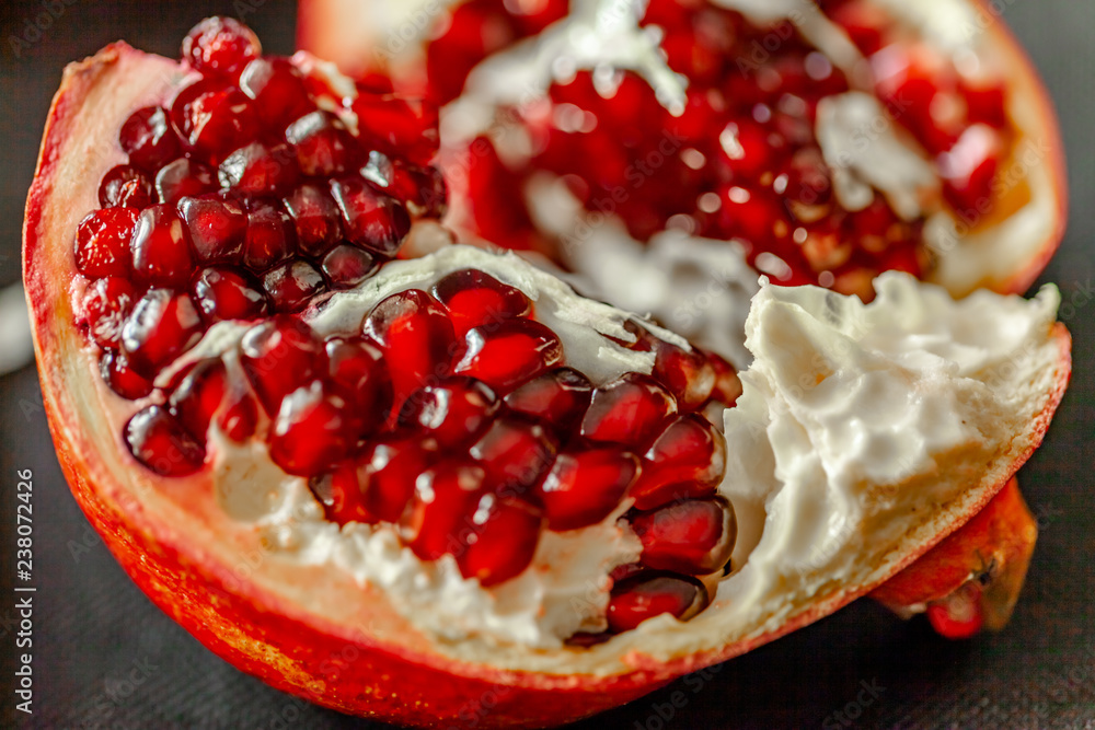 Delicious pomegranate fruit wiating to be eaten. - obrazy, fototapety, plakaty 