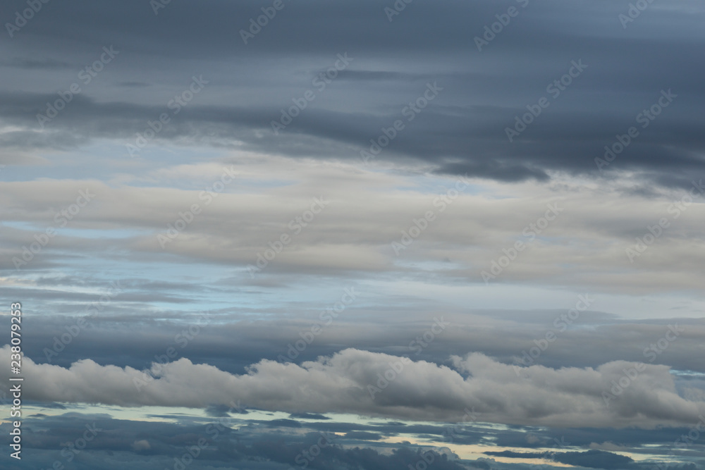 Obraz premium Wolken in grau, weiß und blau