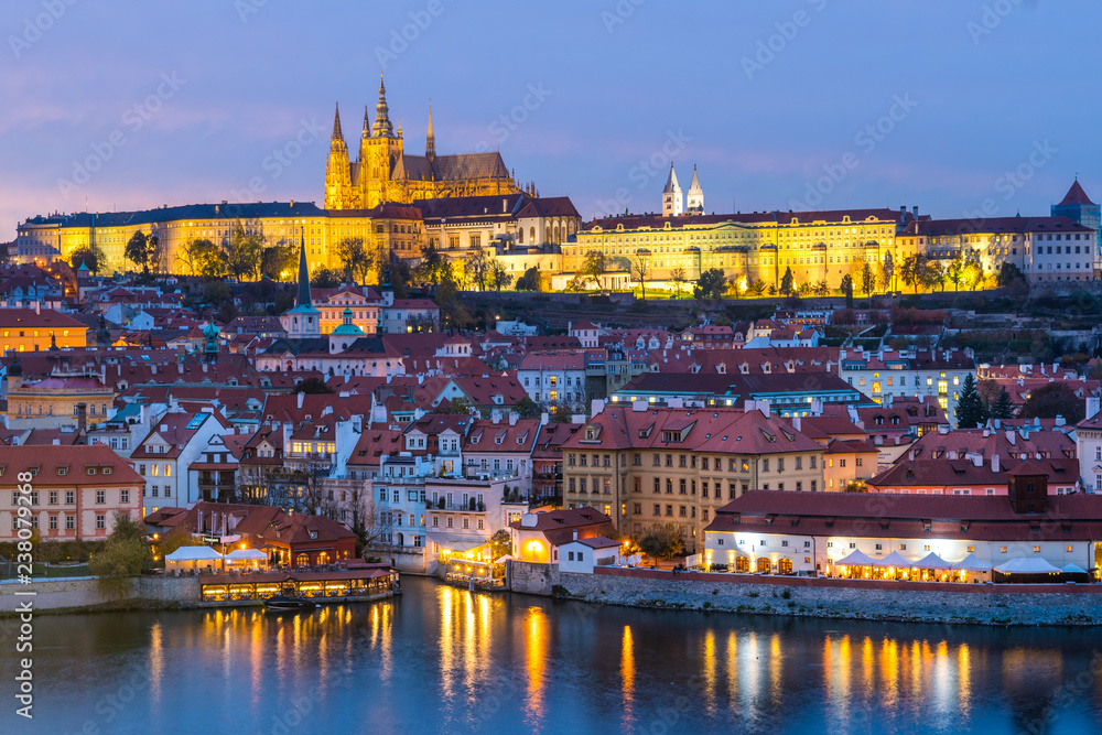Fototapeta premium panoramic view of Prague at sundown