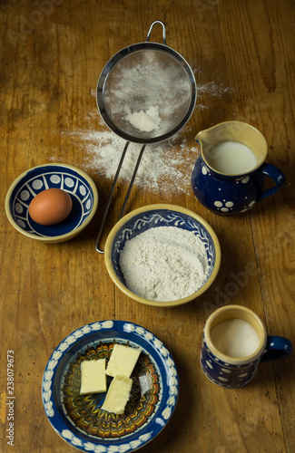 Zutaten für Dampfnudeln auf einem Holzbrett