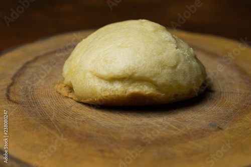 Dampfnudel mit Salzkruste, traditionelle Mehlspeise der süddeutschen und österreichischen Küche, Zubereitungsvariante von Hefeklößen aus Hefeteig