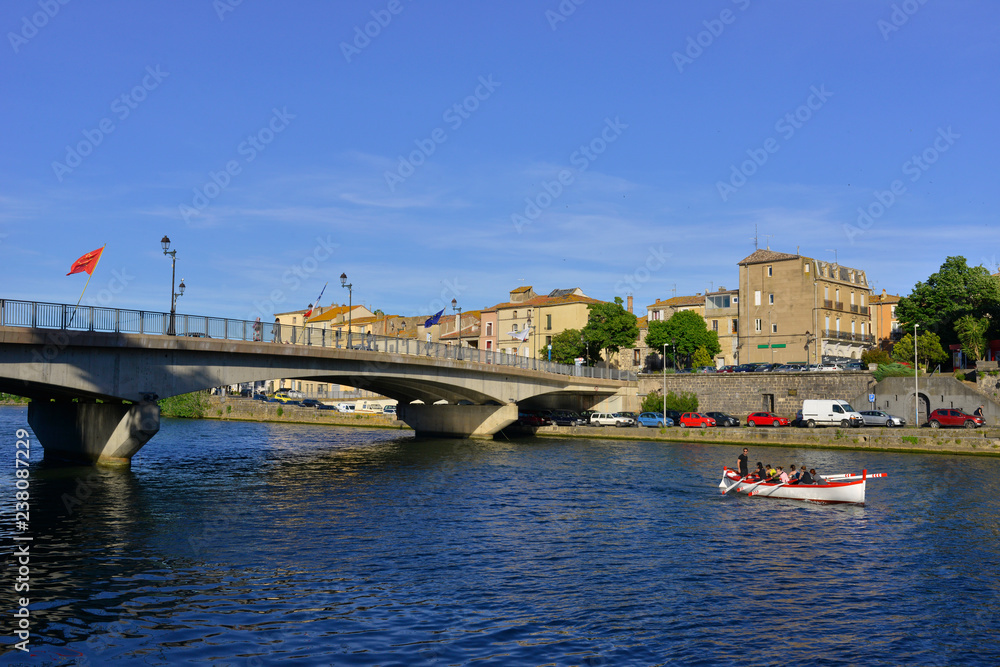 Agde (34300) en barque sur l'Hérault, département de l'Hérault en région Occitanie, France