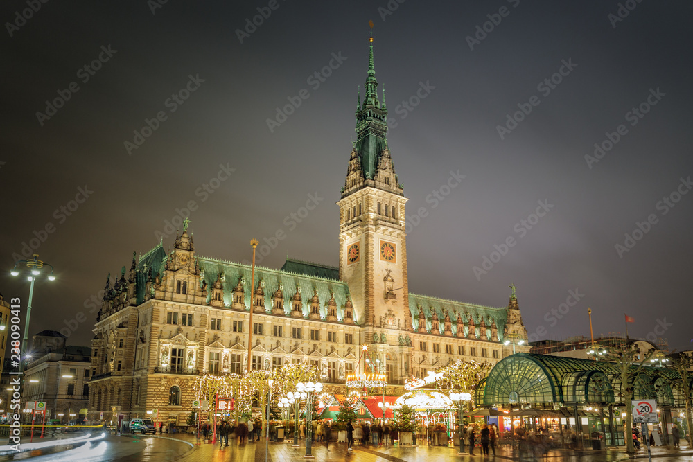 Fototapeta premium Christmas market in Hamburg at night