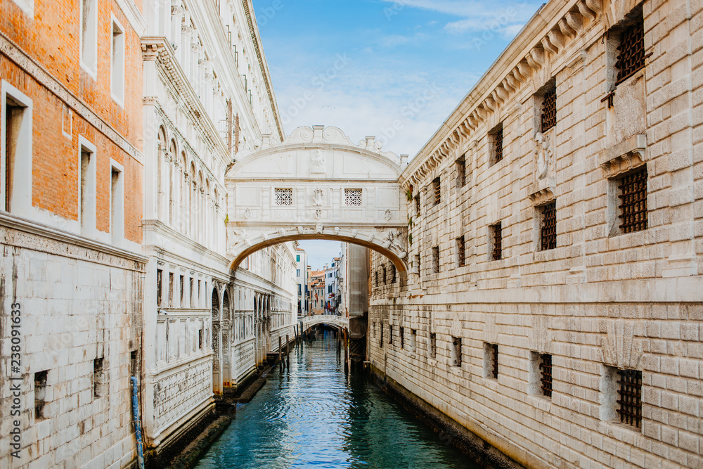 Kanal - Straße in Venedig in Italien im Sommer