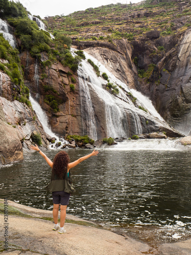 Turista mirando la Cascada de Ezaro en Galicia  Espa  a  verano de 2018