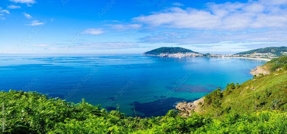 Impresionante paisaje de la Costa de Finisterre con el agua azul transparente,  en La Coruña, España, verano de 2018