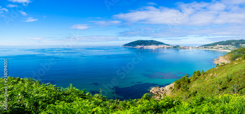 Impresionante paisaje de la Costa de Finisterre con el agua azul transparente, en La Coruña, España, verano de 2018