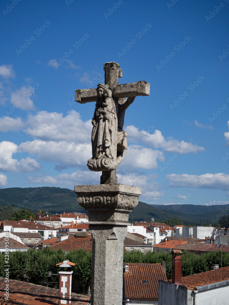Cruz de piedra sobre un pilar  típica de Galicia, en Padron, La Coruña, verano de 2019