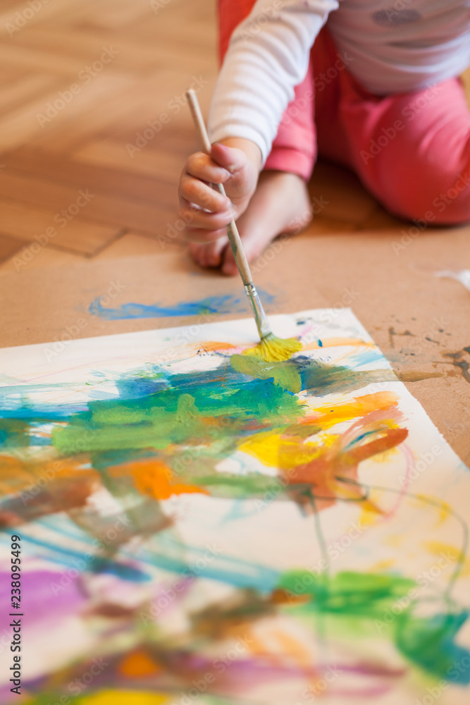 Kleines Kind malt buntes Bild mit Pinsel. Little child is painting colorful picture with brush. Kleines Kind malt buntes Bild mit Pinsel. Little child is painting colorful picture with brush.