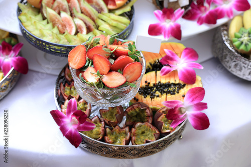 Sałatka z owoców truskawki, kiwi i ananasa w kształcie pięknej dekoracji.