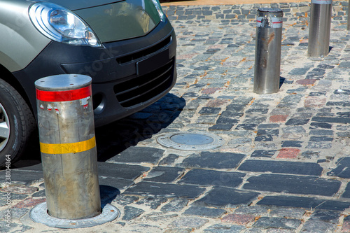 Retractable Electric Bollard Metallic, and hydraulic for the control of road traffic passes the car to the driveway controlling the flow of transport.