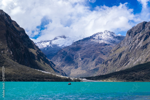 paisaje de Laguna y montaña en huaraz Perú en los andes 