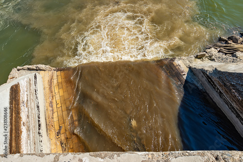 Quadro su tela Place in Novi Sad, where the sewage system is released into the Danube