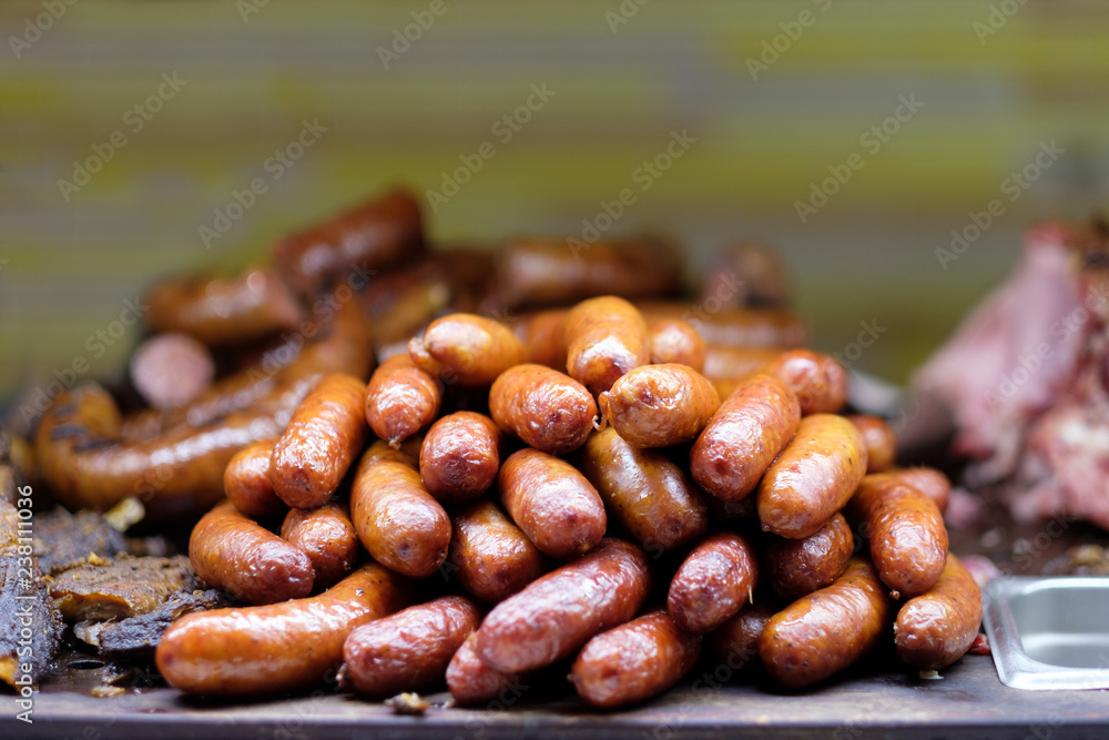 Obraz premium Pile of grilled barbecue sausage ready to serve on buffet counter