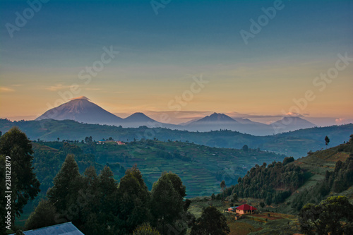 Foto Uganda volcanoes with morning clouds and layered colored sky