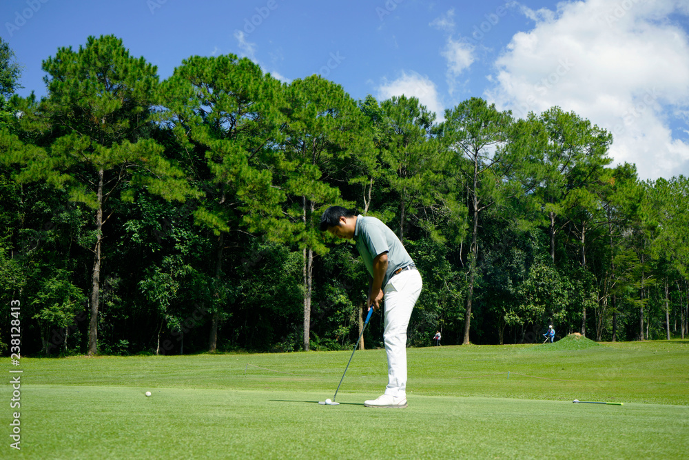 Obraz premium Golfer playing golf in beautiful golf course in the evening golf course with sunshine in thailand