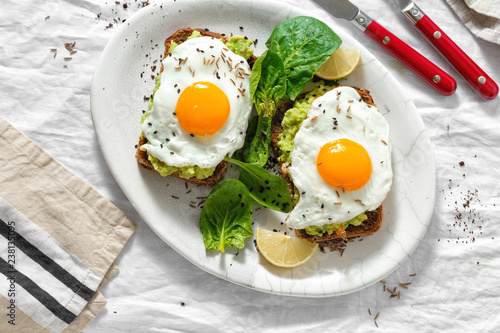 Φωτογραφία Top view healthy avocado toasts breakfast lunch avocado toast fried eggs white b