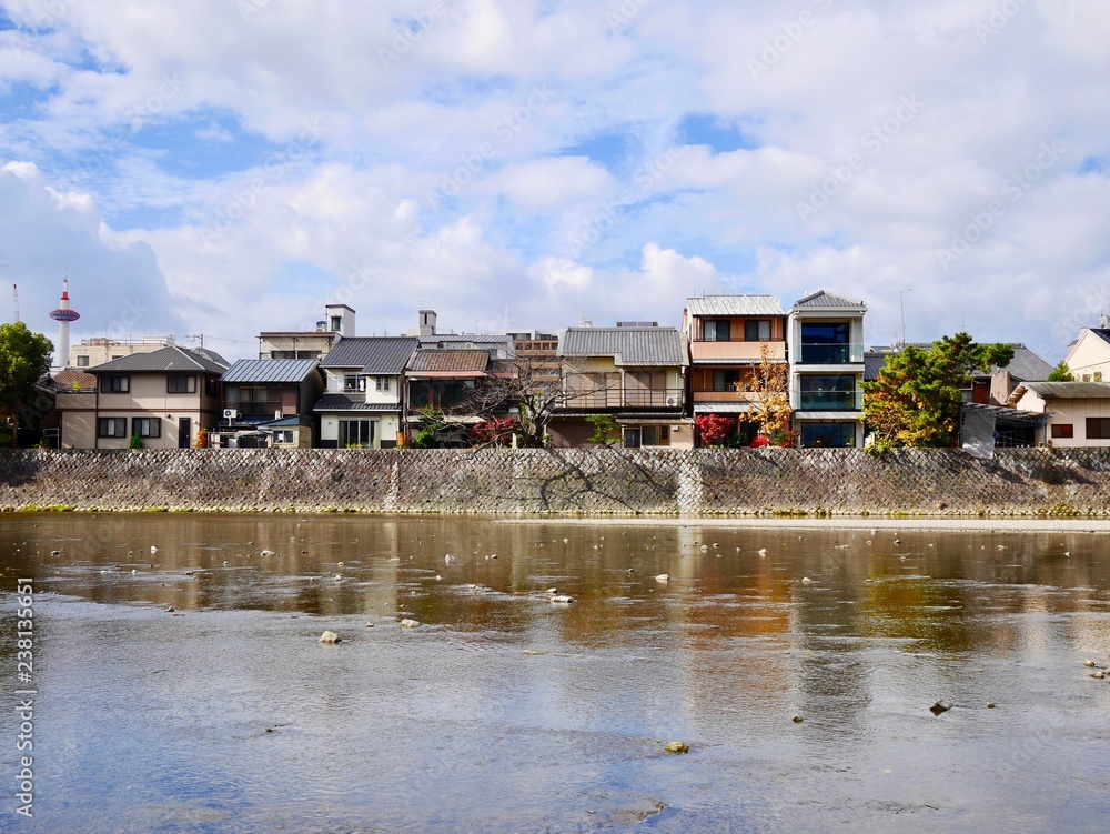 川と川辺の古民家