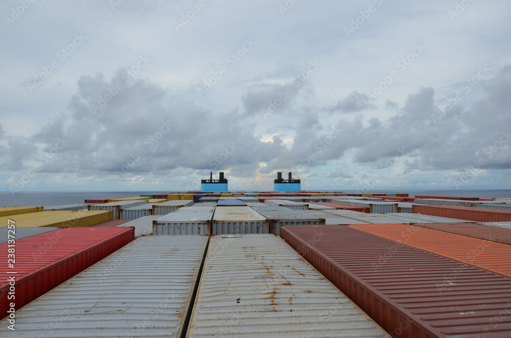 Obraz premium Container vessel at sea