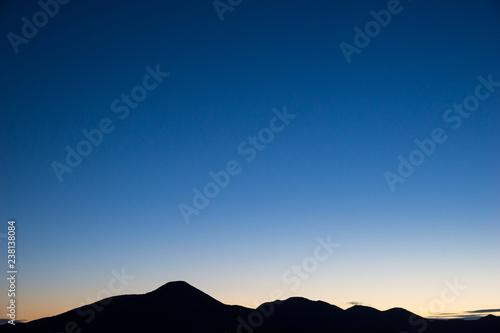 夜明け前の蓼科山 © Tomoya SUZUKI