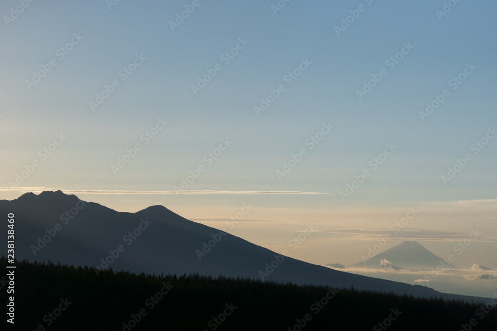 八ヶ岳の裾野と富士山