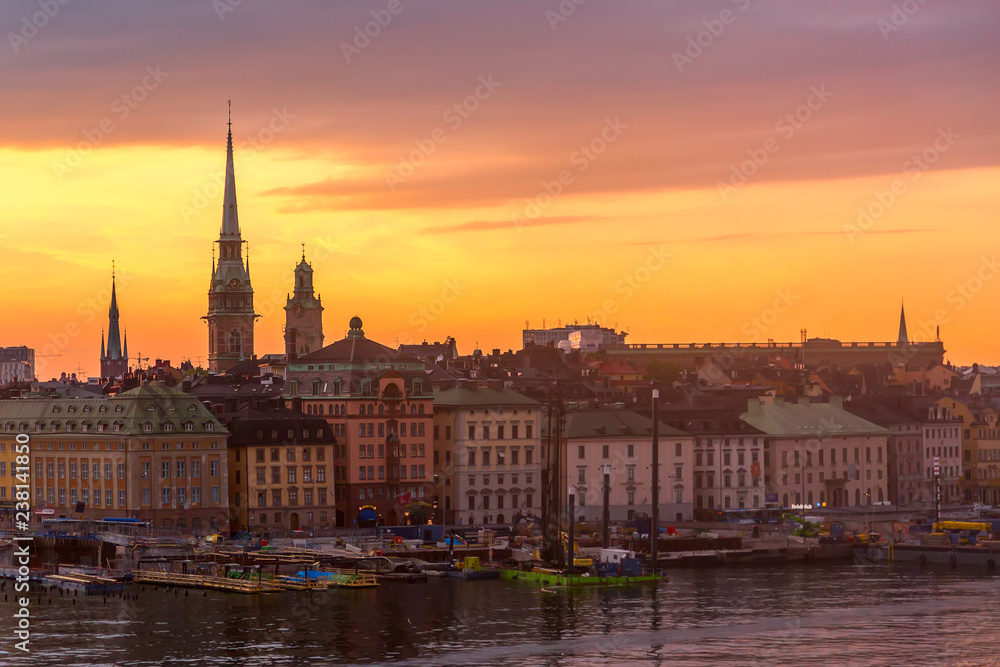 Obraz premium Scenic summer sunset panorama of the Old Town Gamla Stan architecture in Stockholm, Sweden