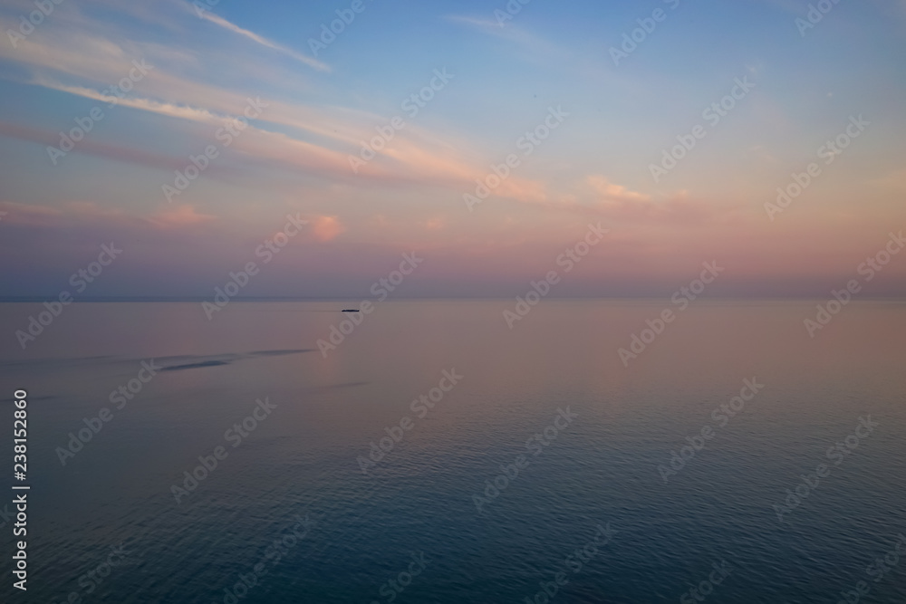 Obraz premium Amazing sunset over the sea and coastline.
