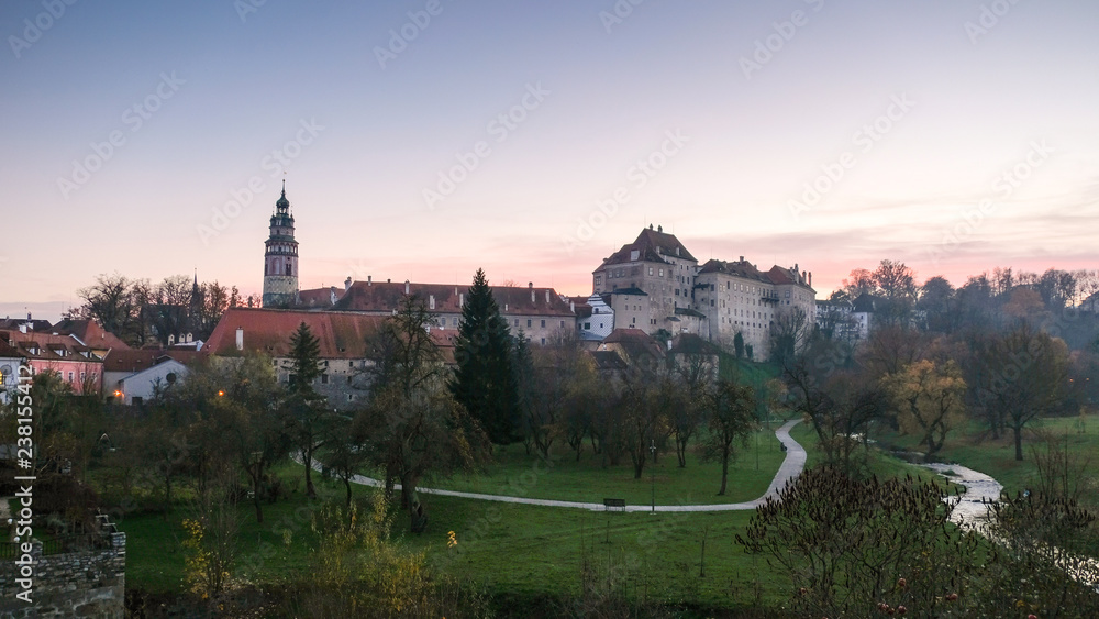 Fototapeta premium cesky krumlov castle in the evening sunset with park view.