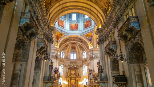 Interno della cattedrale dei Santi Ruperto e Virgilio a Salisburgo in Austria