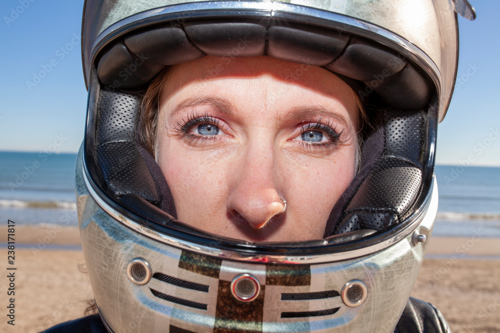 Ojos azules de mujer dentro del casco foto de Stock | Adobe Stock