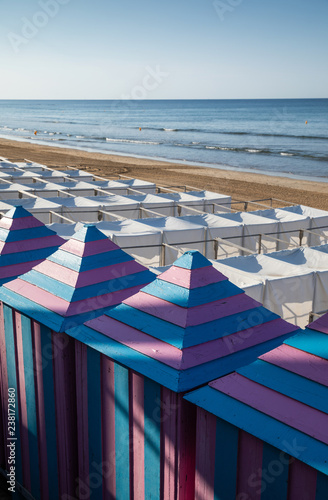 Tentes blanches et cabines bleus et roses de la plage des Sables (Les Sables d'Olonne, France)