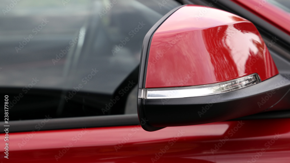 Seitenspiegel von einem roten PKW