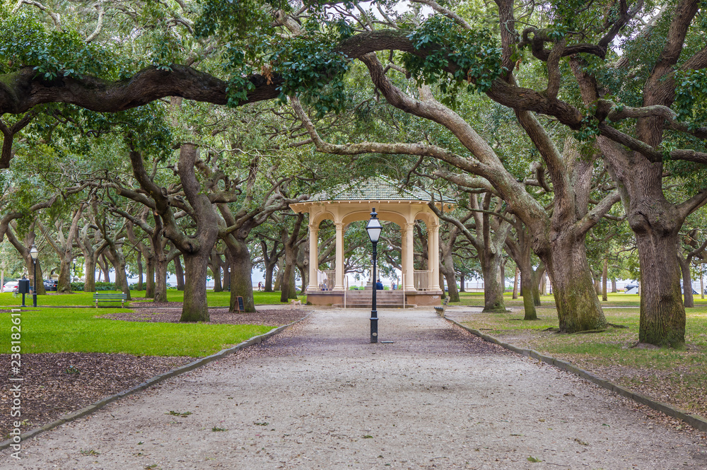 Fototapeta premium Pawilon w White Point Garden w Charleston, Karolina Południowa