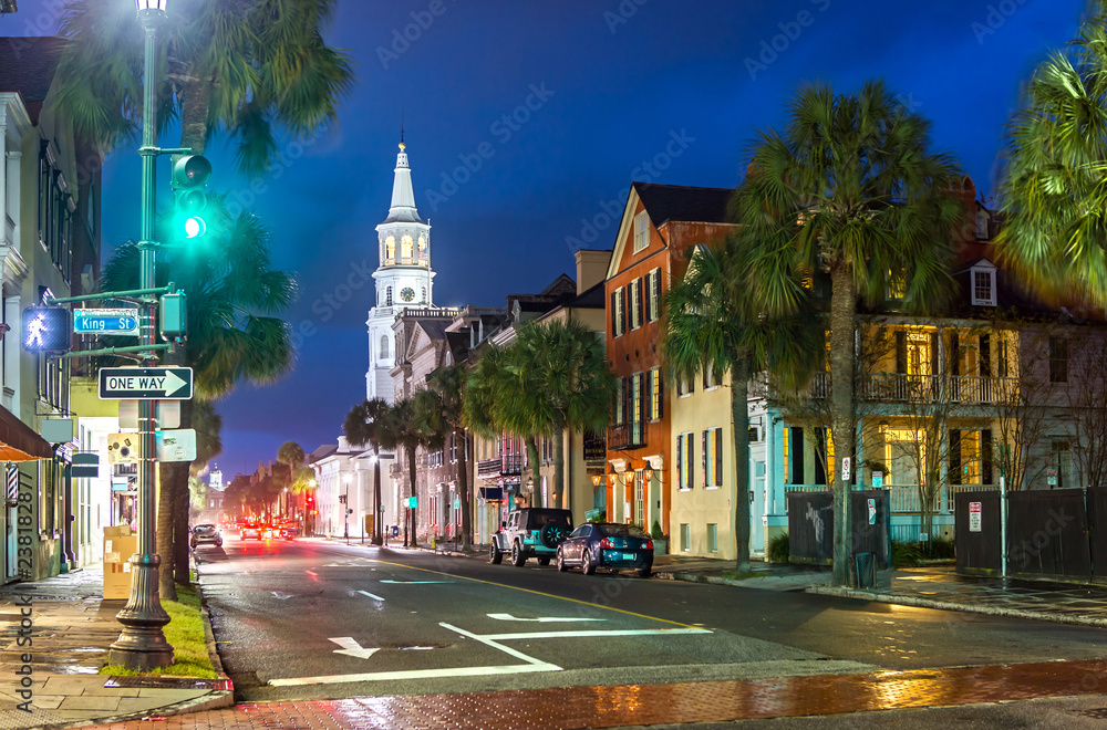 Fototapeta premium St. Michaels Church i Broad St. w Charleston, SC at Dusk