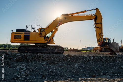 bagger im gegenlicht mit sonnenstern