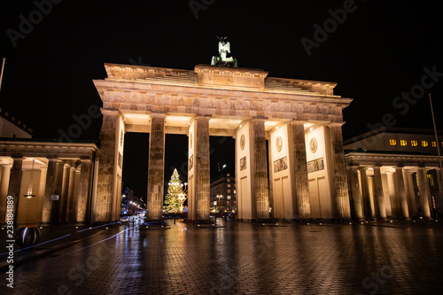 Das berühmte Brandenburger Tor in Berlin - Rückansicht 