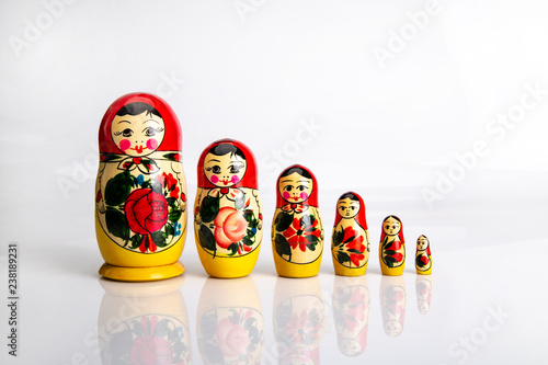 Matrioszka. Tradycyjna rosyjska drewniana lalka na białym tle.