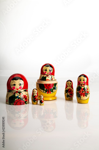 Drewniana matrioszka. Tradycyjna rosyjska drewniana lalka na białym tle.