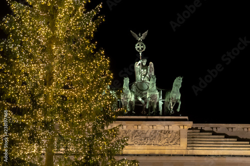Weihnachtsbaum vor dem Brandenburger Tor / Quadriga in Berlin im Jahr 2018