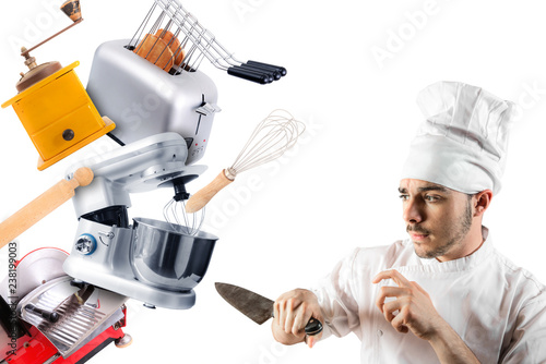 Canvastavla cuoco con coltello che si difende da utensili da cucina
