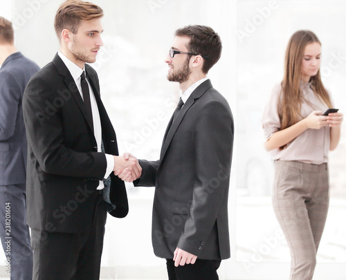 close up.confident handshake of business people in the office © yurolaitsalbert