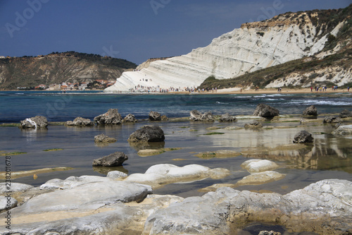 białe wapienne skały Scala dei Turchi na sycylii schodzące stromo do morza