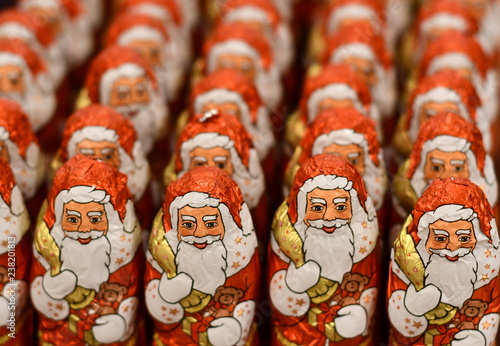 schokoladen weihnachtsmänner in rot