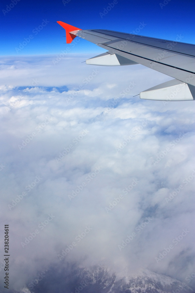 Obraz premium Airplane wing in the sky