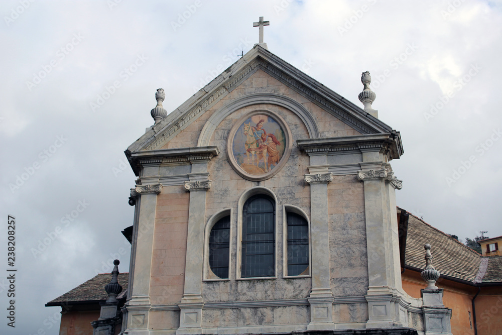 Facciata di chiesa barocca con finestra trifora e affresco circolar