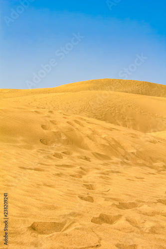 Sanddünen mit Fußspuren auf Gran Canaria